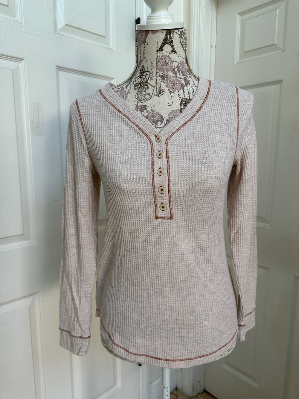 Time And Tru Women's Long-Sleeve Waffle Henley Top Light Beige Rust Trim S (4-6)